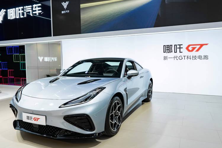 惠州50哪吒汽车在智能汽车领域的表现，领途汽车在新能源汽车市场中的影响力